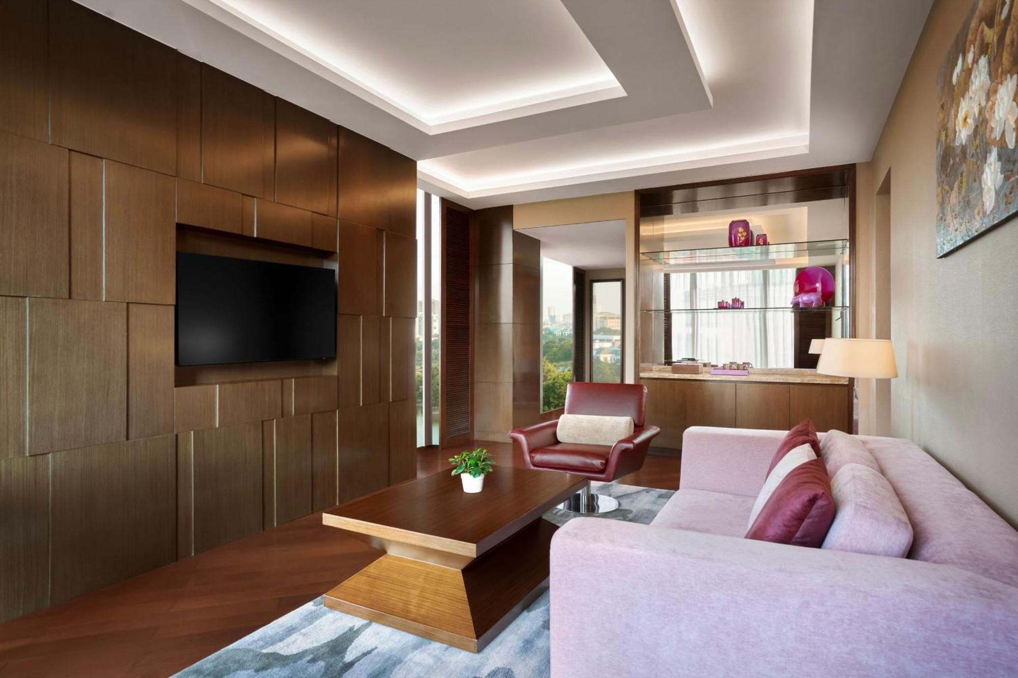 Executive Suite, Executive lounge access, 1 King,1563333373:JPEG