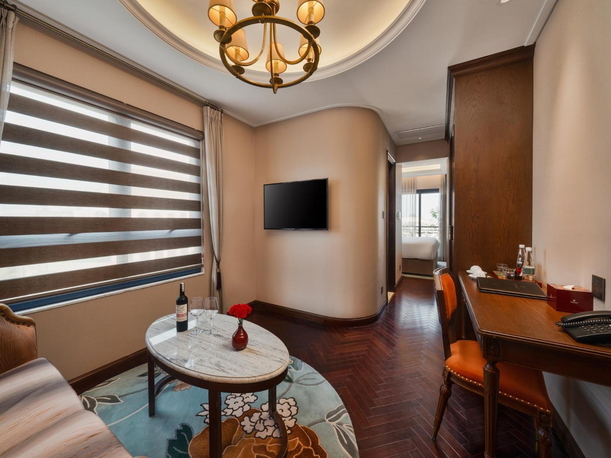 Suite con cama grande y balcón