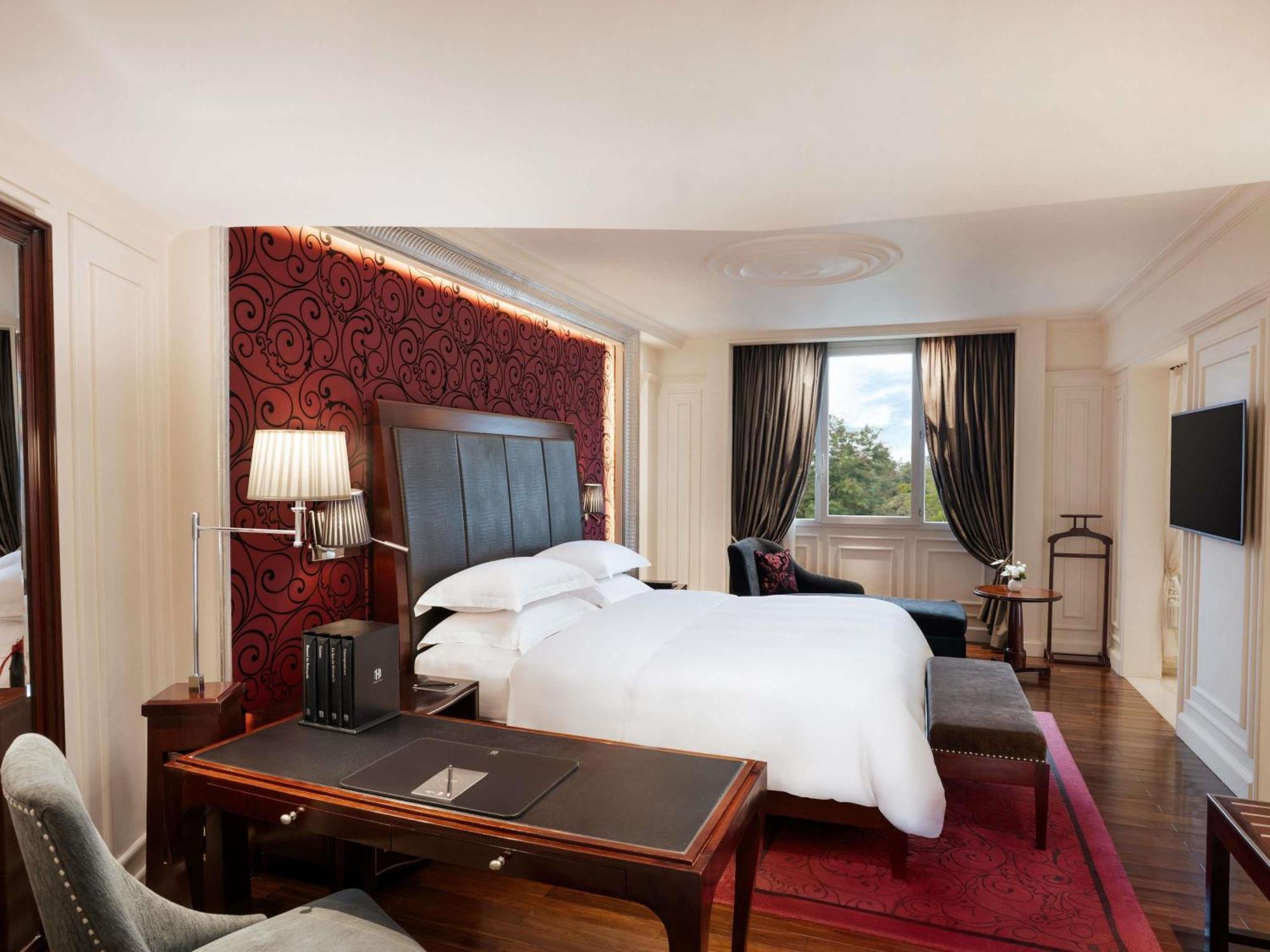 Opera Wing Grand Premium Room King Bed Club Lounge Benefits,1771480227:JPEG