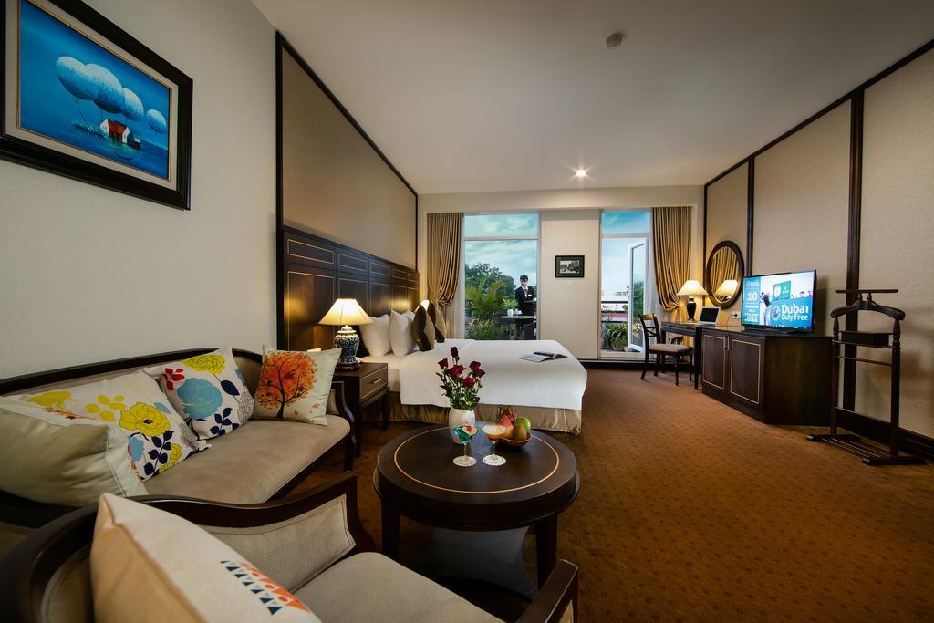 Zephyr Suite Balcony City View